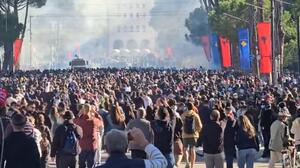 Αλβανία: Τεταμένη παραμένει η κατάσταση στα Τίρανα- Οι διαδηλωτές αναμένεται να συγκεντρωθούν έξω από το κοινοβούλιο 
