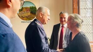 Αρχάνες: «Συγχαρητήρια για τον γιο σας» – Η συγκινητική στιγμή με τη μητέρα του Μανώλη Πιπεράκη