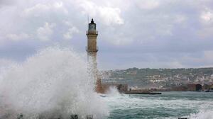 Χανιά: Άνεμοι και κύματα σε ένα εντυπωσιακό σκηνικό στο λιμάνι - Φωτογραφίες