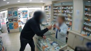 Ηράκλειο: Ενώπιον της δικαιοσύνης ο νεαρός που λήστεψε φαρμακείο, πήρε ταξί και πήγε για καφέ