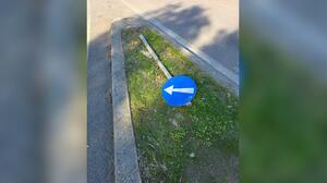 Το τροχαίο έριξε την πινακίδα - Περιμένουν το... επόμενο