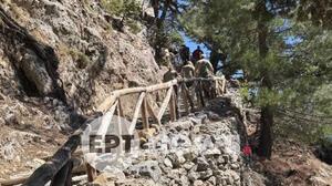 Πέντε ημέρες μετά την κακοκαιρία, επιχείρηση απεγκλωβισμού των εργαζομένων στη Σαμαριά