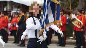 Αυτή τη σημαία ποιος θα την κρατήσει; Πόλεμος στα σχολεία εν όψει παρέλασης