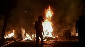 Επεισόδια τη νύχτα στα Εξάρχεια με κουκουλοφόρους: Τραυματίστηκε αστυνομικός