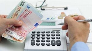 Ασφαλιστικές εισφορές: Πόσο και ποιοι κερδίζουν από τη μείωση το 2025