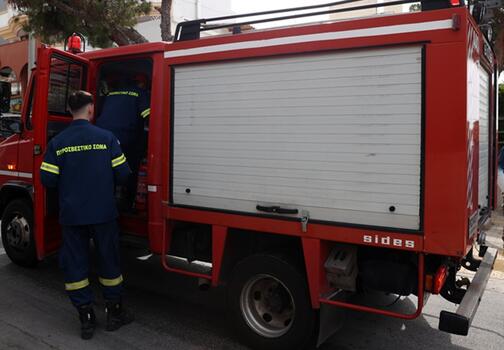  Υπό μερικό έλεγχο η πυρκαγιά σε χαμηλή βλάστηση στα Καλύβια Θορικού Αττικής 