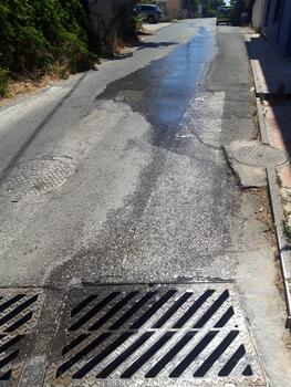 Εν μέσω λειψυδρίας, το νερό χάνεται στον δρόμο – Παράπονα κατοίκων από τον Μοχό