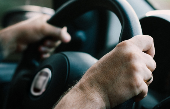 Οδηγός ετρεχε με πάνω από 200 χλμ/ώρα και μεθυσμένος