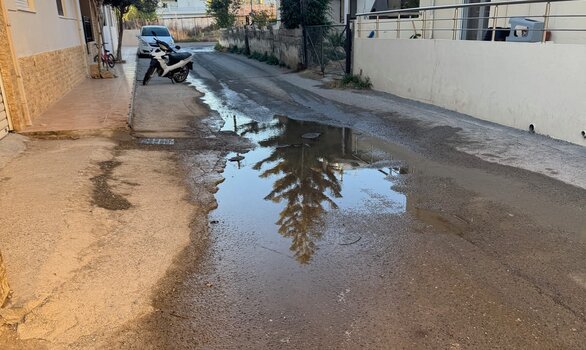 "Έσπασε ο σωλήνας, τρέχουν από χθες βράδυ τα νερά"