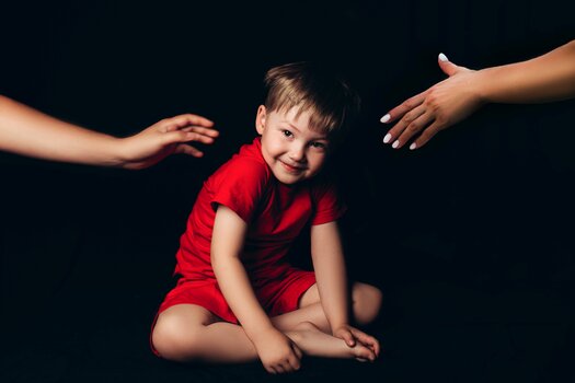 «Πες ευχαριστώ, χαιρέτα κι εσύ»: Μήπως πιέζουμε τα παιδιά να είναι ευγενικά με το ζόρι;