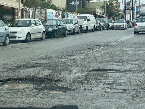 Εκτεταμένες λακκούβες στη λεωφόρο Ικάρου - "Βουλιάζουν" τα αυτοκίνητα!