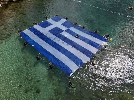 Η Γαλανόλευκη στη θάλασσα του Πειραιά για την Εθνική Επέτειο της 25ης Μαρτίου