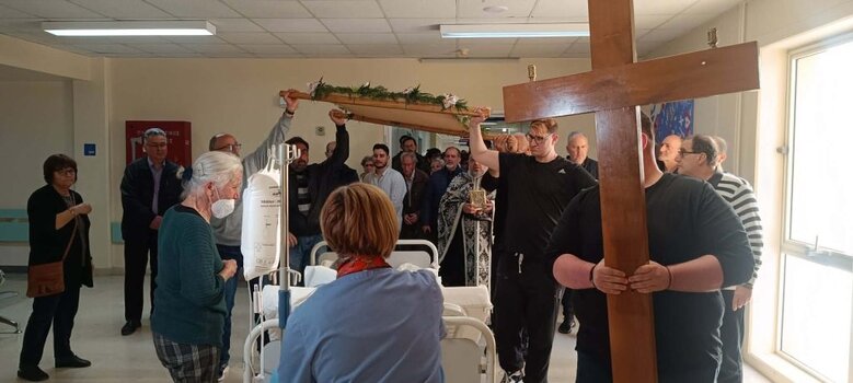 Κατάνυξη και ελπίδα στους διαδρόμους του ΠΑΓΝΗ: Μέσα στο νοσοκομείο η περιφορά του Επιταφίου