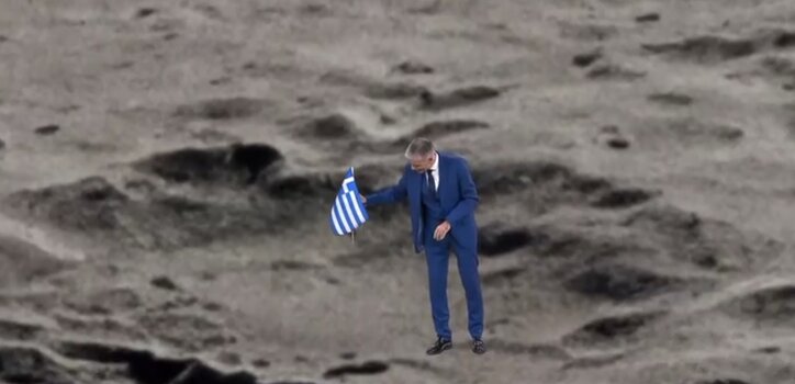 Ο Νίκος Ευαγγελάτος «πάτησε» στη Σελήνη και κάρφωσε την ελληνική σημαία!