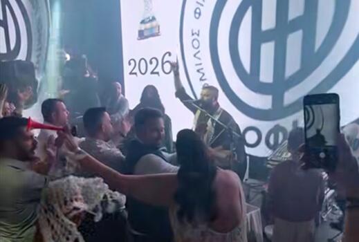 Ο Σαμόλης απογείωσε γλέντι γάμου με "Ανάψαμε φωτιά και μεγαλώνει" για τον κυπελλούχο ΟΦΗ