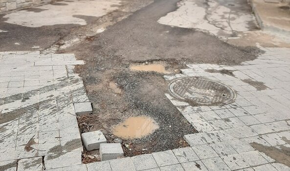 Τεράστιες λακκούβες και παράνομη στάθμευση δημιουργούν "πονοκέφαλο"