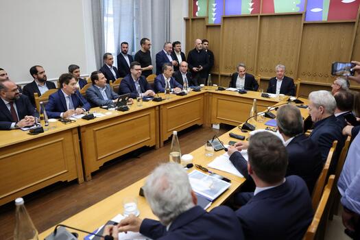 Η… μπάλα με το νερό που μοιράστηκε στους δημάρχους και το γαλάζιο ψηφοδέλτιο