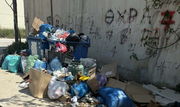 “Ανοίγει” ο καιρός, υπερχειλίζουν οι κάδοι – Μόνιμο το πρόβλημα με τα σκουπίδια”!