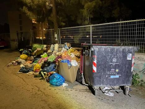 Ηράκλειο: Άδειασαν τον κάδο και άφησαν τα σκουπίδια έξω!