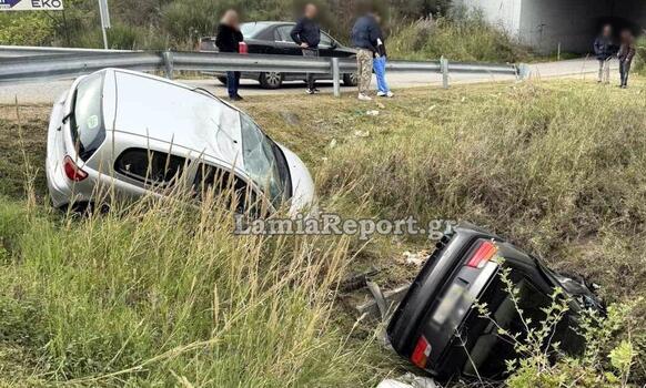 Σοκαριστικό τροχαίο στη Φθιώτιδα: Τα ΙΧ «πέταξαν» πάνω από τις μπάρες και κατέληξαν σε χωράφι