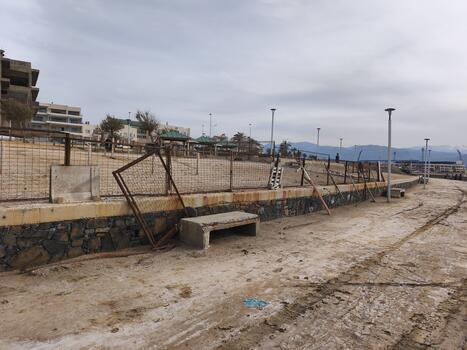 Εικόνες εγκατάλειψης στον παραλιακό δρόμο...