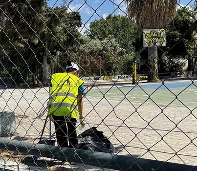 "Ένα "θαύμα" στον Κατσαμπά": Οδοκαθαρίστριες σε πλατείες και γειτονιές