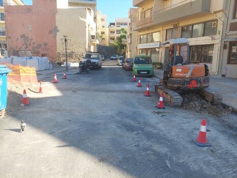 Ξανασκάβουν το δρόμο λίγες μέρες μετά την ασφαλτόστρωση