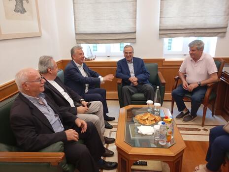 Ο Σαμαράς, οι Ηρακλειώτες φίλοι του και ο Σεραφείμ Τσόκας που περιδιάβαινε την πλατεία! 