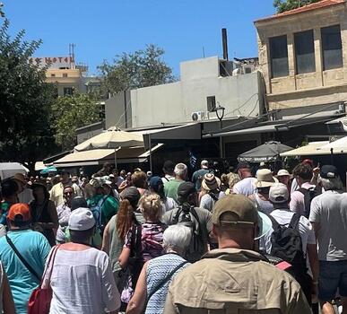 Οι τουρίστες "κατέκλυσαν" το κέντρο του Ηρακλείου!