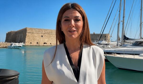 Η Υπουργός στο Ηράκλειο με φόντο τον Κούλε!