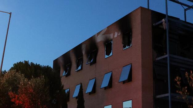 Υπό μερικό έλεγχο η πυρκαγιά σε εγκαταλελειμμένο κτίριο κοντά στο Ολυμπιακό Χωριό