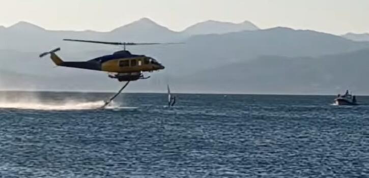 Φωτιά στην Αιγιαλεία: Windsurfer βρέθηκε κοντά σε πυροσβεστικό ελικόπτερο που πραγματοποιούσε υδροληψία