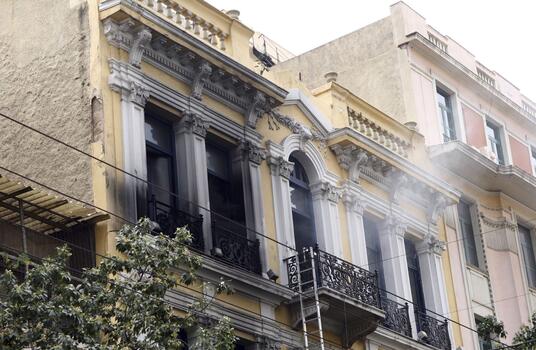 Υπόθεση Marfin: Έφθασε στην Ελλάδα η 46χρονη κατηγορούμενη για εμπρησμό