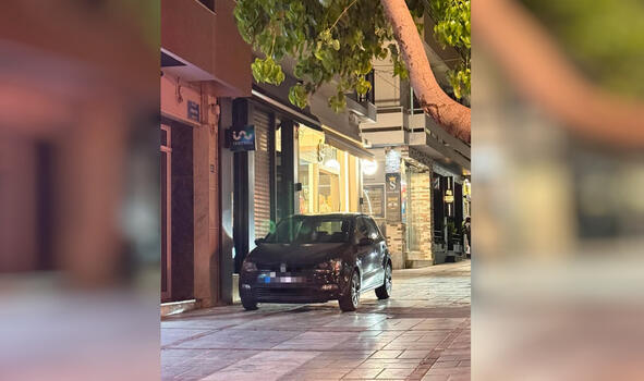 «Άλλοι πληρώνουμε πάρκινγκ, άλλοι παρκάρουν... στον πεζόδρομο»