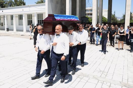 Με τη σημαία του ουράνιου τόξου το φέρετρο στην κηδεία της Πάολα Ρεβενιώτη