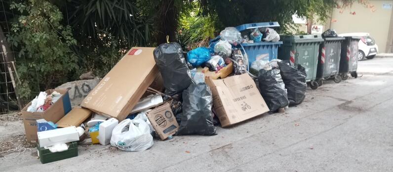 "Σωρός από τα ογκώδη, έξω από τους κάδους, στις Πατέλες"