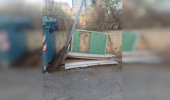 Στο ίδιο σημείο για πάνω από 40 ημέρες τα σκουπίδια
