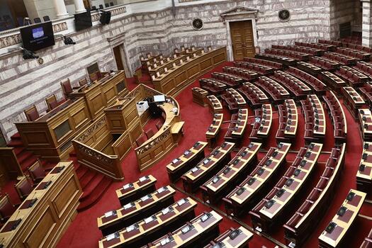 Ολομέλεια της Βουλής: Με γαλάζιες ψήφους οι προτάσεις αναθεώρησης