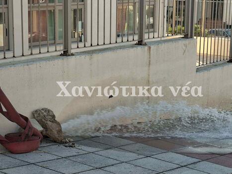 Χανιά: Πλημμύρισε Γυμνάσιο στον Κουμπελή - Στα δύο μέτρα έφτασε η στάθμη του νερού