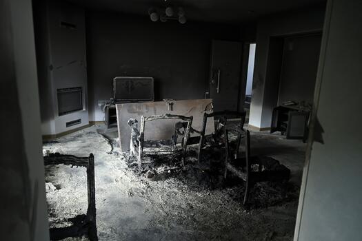 Σε διαθεσιμότητα ο επικελευστής του Πολεμικού Ναυτικού για τους εμπρησμούς στη Γλυφάδα