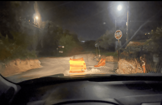 Στροφή χωρίς ορατότητα και οχήματα στο αντίθετο ρεύμα