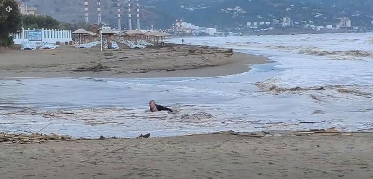  Βίντεο: Εκεί που περπατούσε βρέθηκε να... κολυμπά στον Γαζανό Ποταμό!