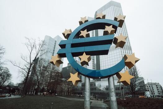 ΕΚΤ: «Πάγωμα» επιτοκίων στο 2,5% 