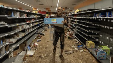 άνδρας στο σούπερ μάρκετ 