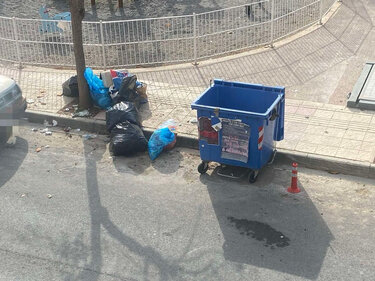 Κάδος ανακύκλωσης άδειος 