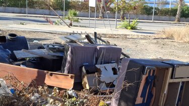 σκουπίδια σαλόνι1