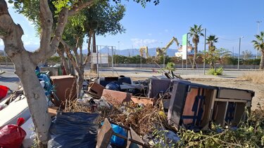 σκουπίδια σαλόνι3