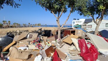 σκουπίδια σαλόνι4