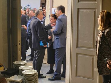 Αρναουτάκης, Μενδώνη