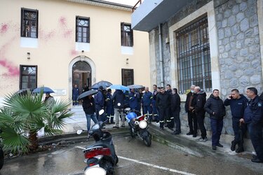 Αποκεντρωμένη, Ένστολοι